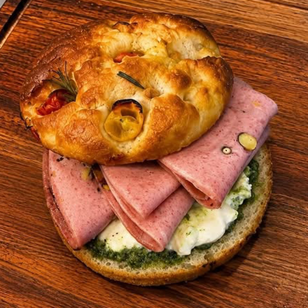 Focaccia de mortadela con pistachos